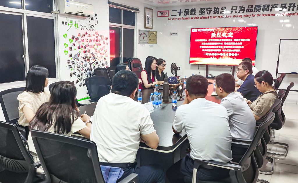 TSR Natural Rubber Processing Machinery湛江市伟达机械实业有限公司会议室，员工与管理层在进行企业战略会议，强调品质提升和产品创新，氛围专业严谨，展示企业长期发展规划。.
