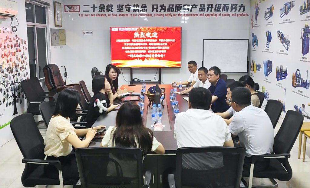 TSR Natural Rubber Processing Machinery湛江市伟达机械实业有限公司会议室内部场景，展示企业团队会议与机械设备学习培训，彰显专业机械制造与企业文化。.